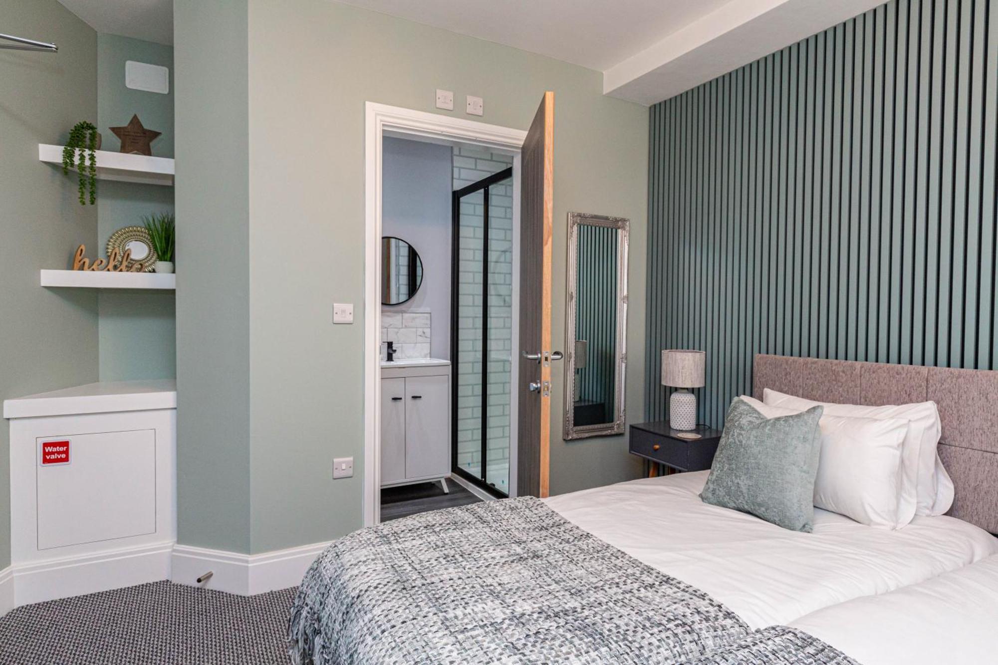 Seafront - Sleeps 6 - Gateway To The District - Brand New Apartment