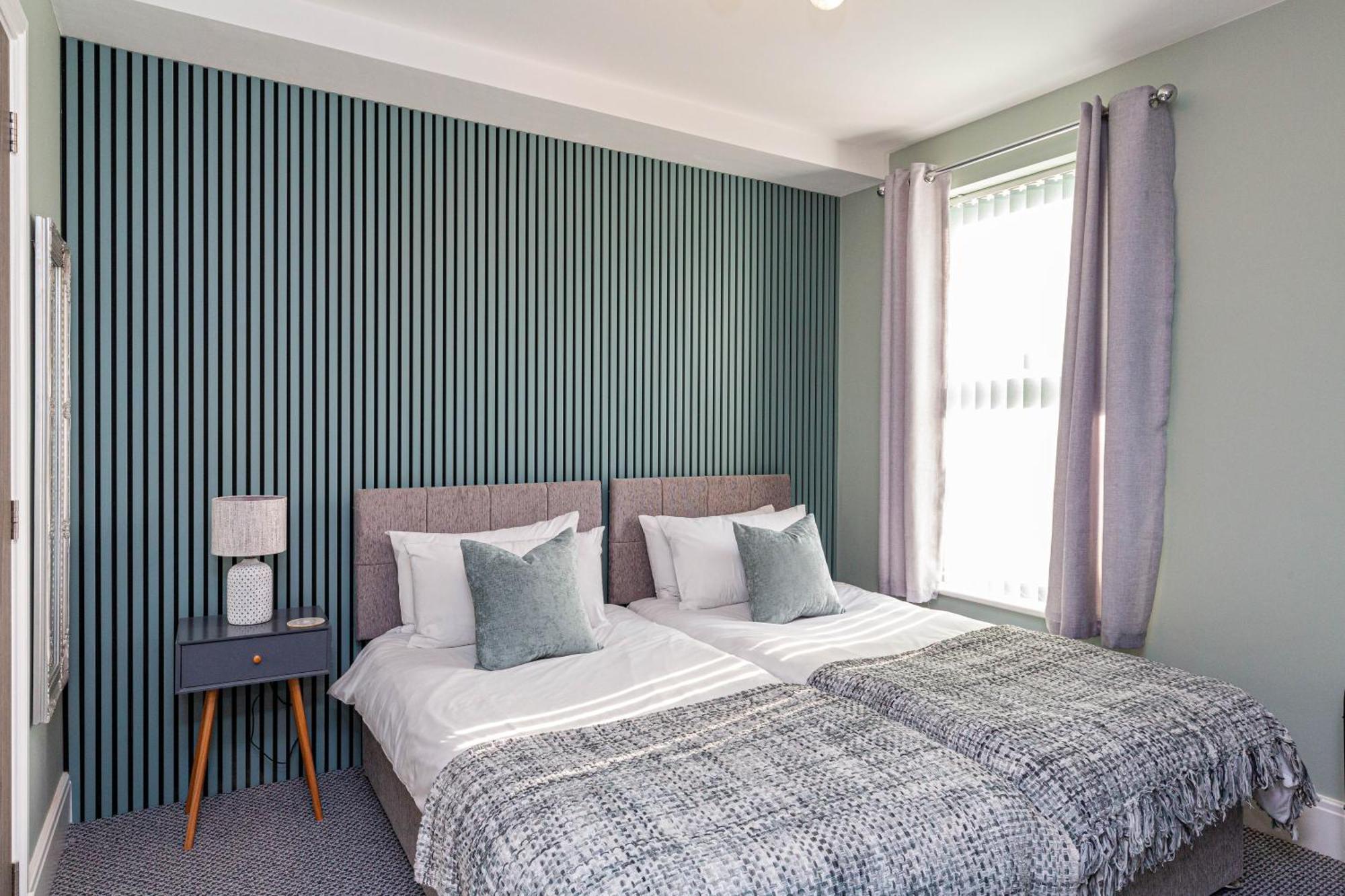 Seafront - Sleeps 6 - Gateway To The District - Brand New Apartment *