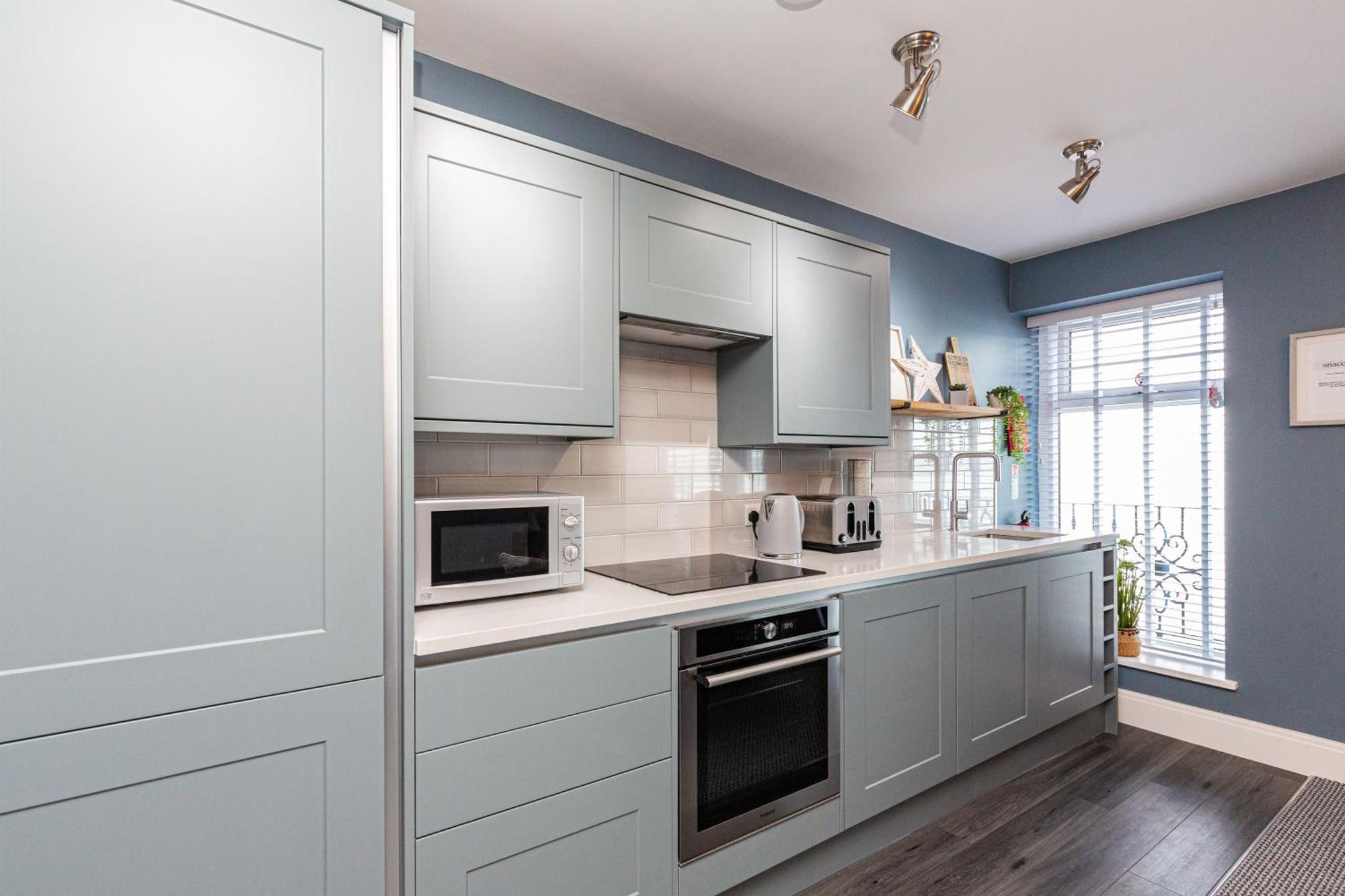 Seafront - Sleeps 6 - Gateway To The District - Brand New Apartment *