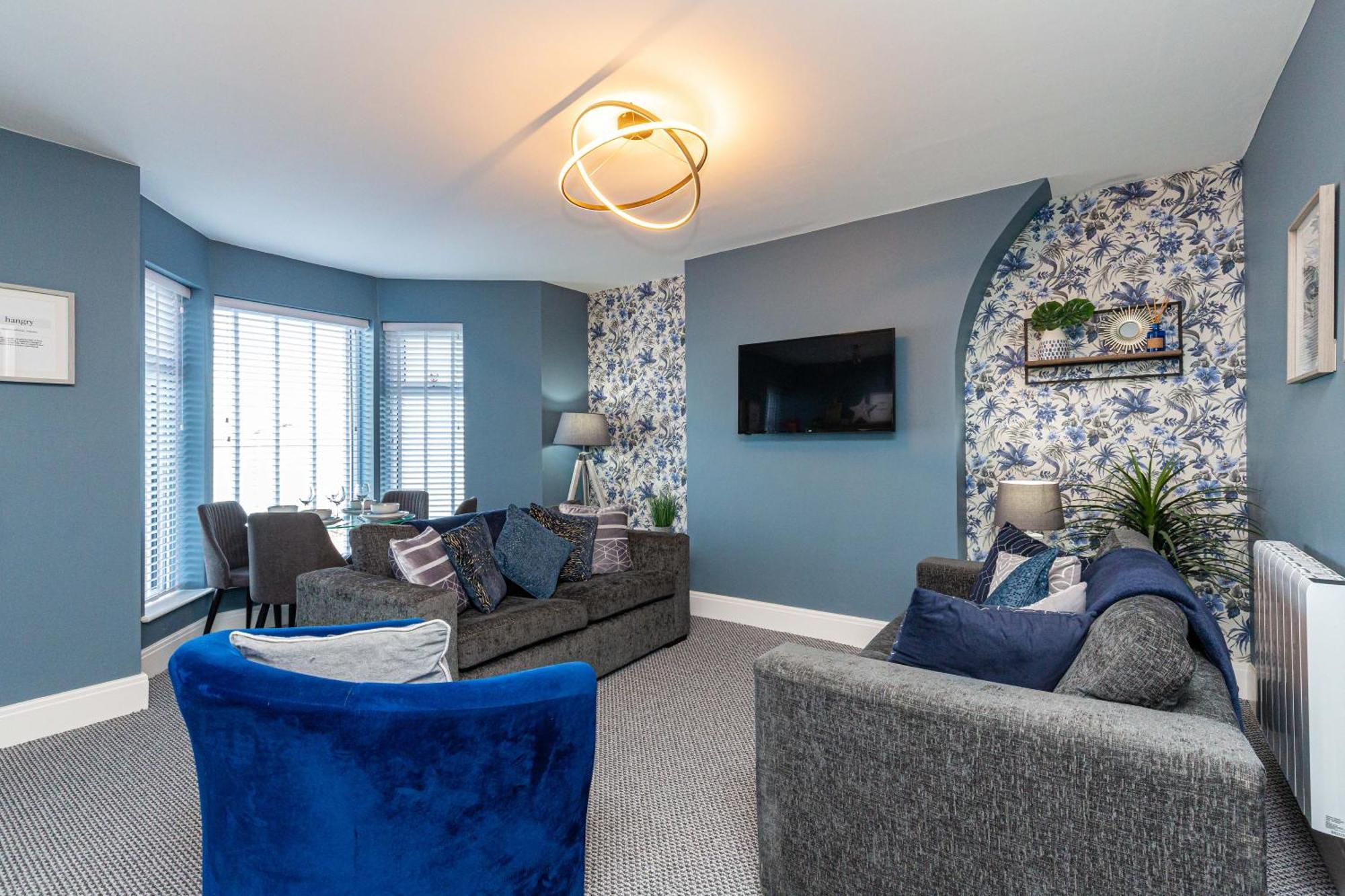 Seafront - Sleeps 6 - Gateway To The District - Brand New Apartment *