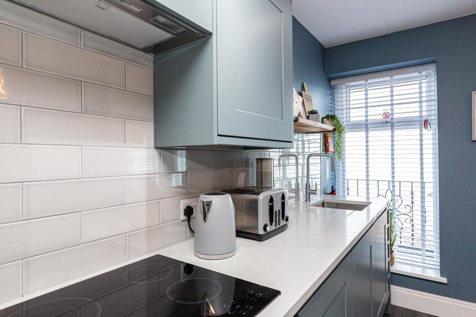 Apartment Seafront - Sleeps 6 - Gateway To The District - Brand New