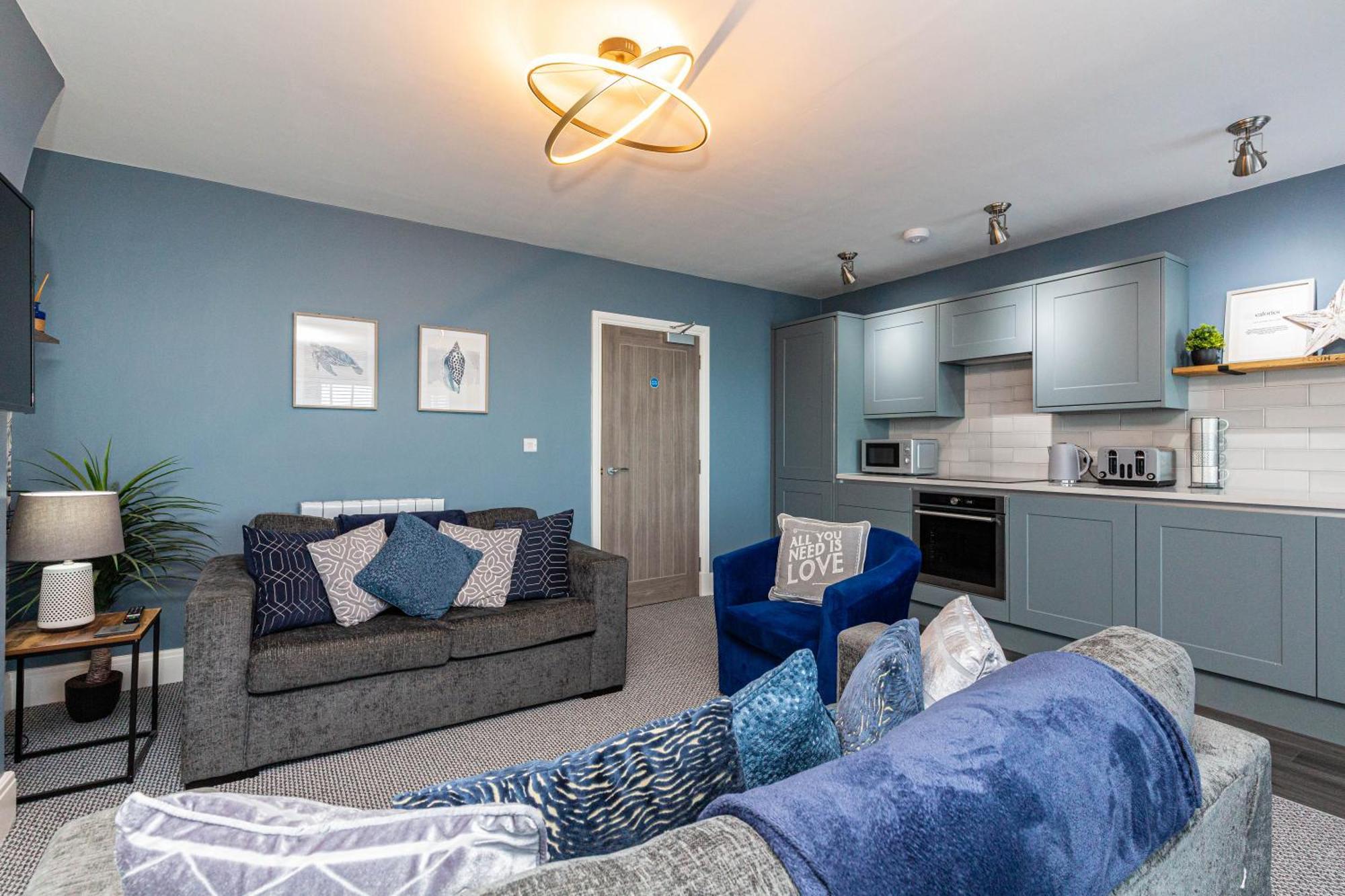 Seafront - Sleeps 6 - Gateway To The District - Brand New Apartment *