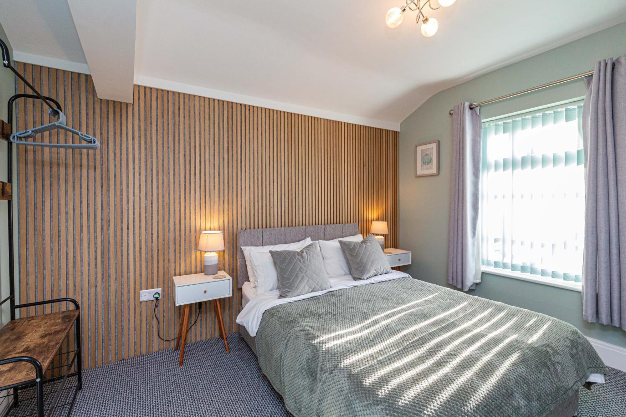 Seafront - Sleeps 6 - Gateway To The District - Brand New Apartment