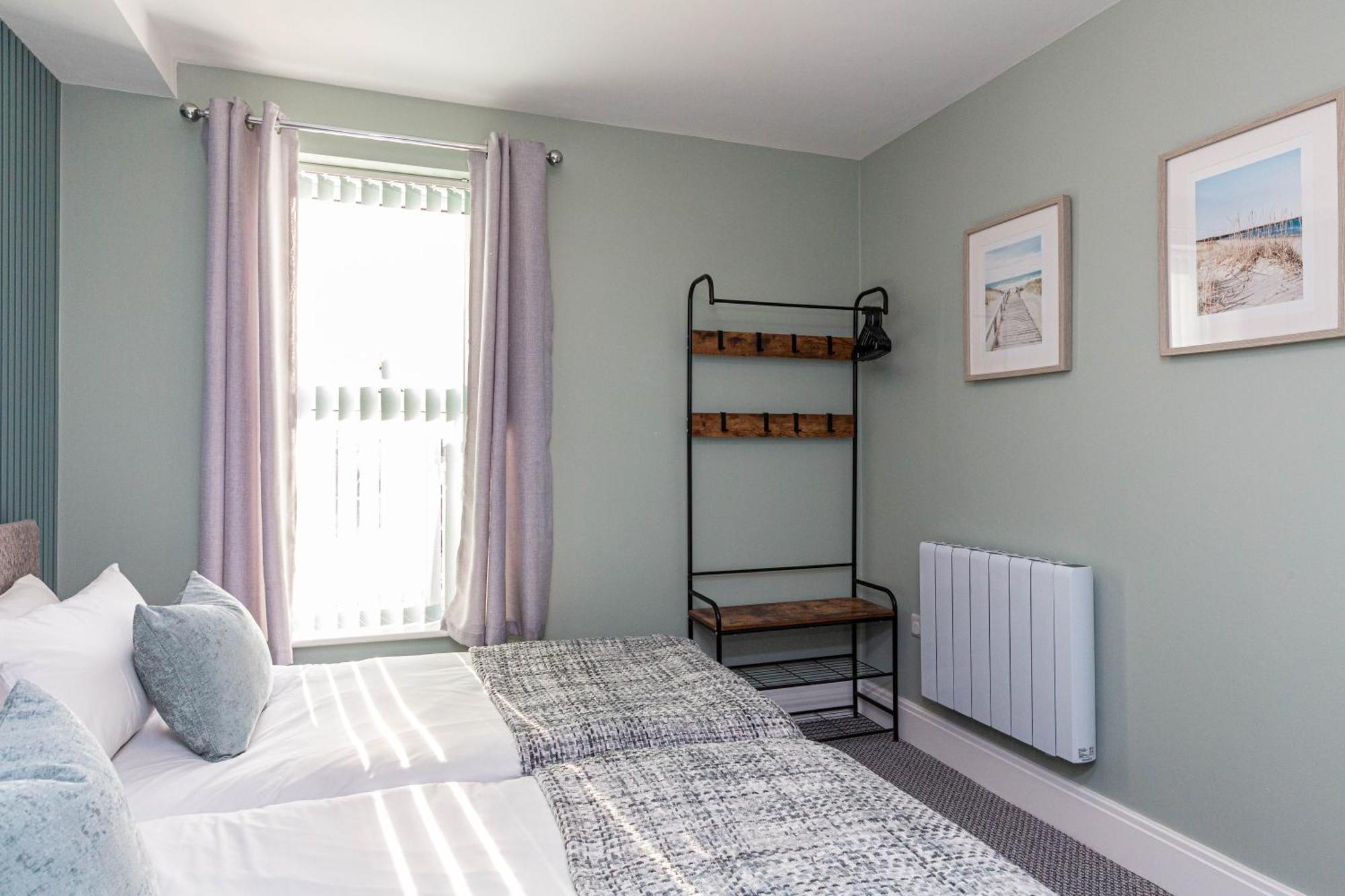 Seafront - Sleeps 6 - Gateway To The District - Brand New *