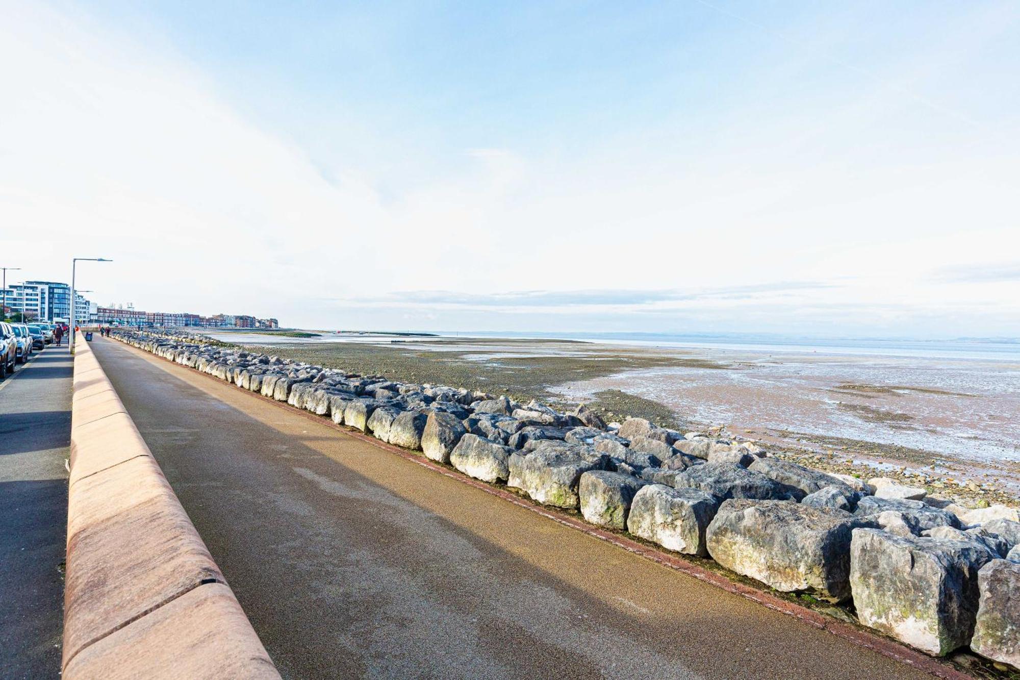 Seafront - Sleeps 6 - Gateway To The District - Brand New *